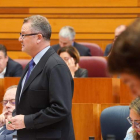 El consejero de Agricultura, ayer, en el Pleno de las Cortes de Castilla y León. MIRIAM CHACÓN