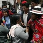 Indígenas miembros de la Asamblea Constituyente festejan el resultado obtenido
