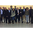 Juan Vicente Herrera posa en una imagen de familia con la delegación leonesa del PP presente ayer en la convención de Burgos.