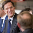 Rutte (sonriente en el centro) y Wilders (segundo izquierda), durante una reunión en La Haya, el 16 de marzo.