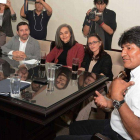 Evo Morales reunido con observadores electorales.