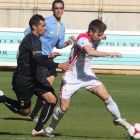 Jony Lomas se va de su marcador Pelayo durante un lance del partido.