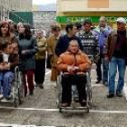Un grupo de discapacitados acceden a las instalaciones del Juzgado de Villablino