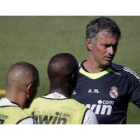 El técnico portugués del Real Madrid, Jose Mourinho, dirige su primer entrenamiento como preparador.