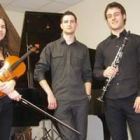 Imagen de los tres concertistas reunidos en torno al Trío Schumann.