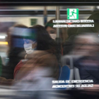 Viajeras con mascarilla en un autobús. JAVIER ETXZARRETA