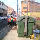 Los servicios de limpieza apagaron ayer el fuego de un contenedor.