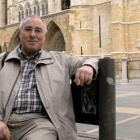 José Luis Puerto, salmantino afincado en León, es poeta, narrador, docente y etnógrafo.