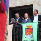 José Manuel Martínez Rodríguez, ayer junto al alcalde, José Manuel Otero.