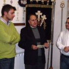 Trobajo, en el centro, recibió el dinero de manos de los representantes de las cofradías