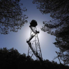 La torre desde la que se controlan las 2.500 hectáreas del monte Riocamba y se divisan los posibles incendios. JESÚS F. SALVADORES