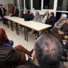 Los afectados por el proyecto de contención del Sil se reunieron ayer en el centro cívico de Flores para analizar la situación.