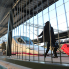 Una viajera se dirige a coger el AVE en la estación de León, en una imagen del pasado mes de noviembre. SECUNDINO PÉREZ