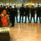 Agentes de la Policía Nacional montan guardia en el aeropuerto de Barajas, este martes.