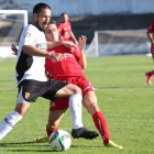 La Cultural se comportó mucho mejor en labores de ataque que en defensa frente al Tudelano. Cristóbal, que en la imagen trata de hacerse con el balón, se fajó con intensidad a lo largo del choque.