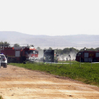 Bomberos, policía nacional y personal sanitario, en la zona en la que se estrelló el avión. MANU