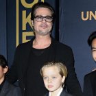 Brad Pitt posa con tres de sus seis hijos, en el Dolby Theatre de Hollywood, en diciembre del 2014.