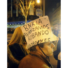 Un manifestante porta un cartel contra Bankia durante una concentración por los casos de corrupción del PP el pasado mes de enero.