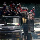 Soldados birmanos bloquean las calles de Rangún, en Birmania