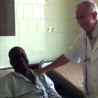 El religioso español Miguel Pajares (en pie), en el Hospital San José, de Monrovia (Liberia), la semana pasada.