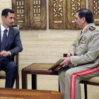 El presidente Al Asad junto al nuevo ministro de Defensa, el general sirio Fahd Yasem al Freich.