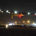 Espectacular imagen del avión ‘Solar Impulse 2’ poco antes de tomar tierra en el aeropuerto de El Cairo. MUSTAFA ALSHEMY