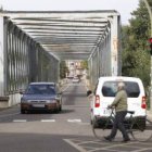 El tráfico del puente de hierro, que comunica con Carrizo, quedará restringido.
