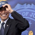 Barack Obama luce una gorra con las siglas de la Oficina Federal de Investigación (FBI)