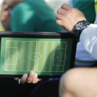 Miguel Ángel Miñambres con una tableta del juego.