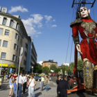 Una marioneta gigante es izada por la grúa para el desfile.