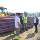 Los técnicos explican la obra al pedáneo de Villaobispo, la edil Carmen Oláiz y el alcalde, Manuel García. DL