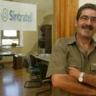 Hernán Hijosa, ex trabajador de Sintel, en la sede de Sintratel en el Vivero de Empresas del Ildefe