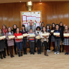 El alcalde de San Andrés y varios concejales junto con los alumnos que recogieron sus premios.