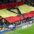 En el fondo sur se desplegó una gran bandera rojigualda con lazo negro