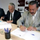 Ramón Serrano Valladares y Agustín Flórez en la firma del acuerdo