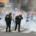 Agentes antidisturbios dispersan a los manifestantes con gases lacrimógenos, cerca de la estación de metro Barbes-Rochechouart.