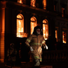 Un bombero brasileño, ante el museo en llamas. MARCELO SAYÃO