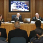 Los tres militares, de espaldas, ante el tribunal que les juzga y que preside Gómez Bermúdez