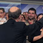 Rubalcaba saluda a los militantes tras su derrota electoral el 20 de noviembre.
