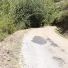 La carretera de acceso a Oencia es muy estrecha cuando se cruza un camión y otro vehículo. ANA F. BARREDO