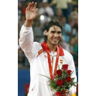 Nadal saluda tras proclamarse campeón olímpico de tenis masculino