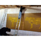 Montaje de la obra ‘El Dorado’ (1994), cedida por la familia de Arroyo, en la panera del monasterio de Sandoval. luis garcía