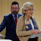 Imagen de archivo de la alcaldesa de Madrid, Manuela Carmena  y el hasta hoy concejal de Economia y Hacienda del Ayuntamiento, Carlos Sanchez Mato.