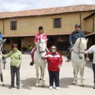 Uno de los grupos de enfermos mentales participantes en la terapia ecuestre.