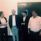 El alcalde y la edil con los representantes de la asociación gitana.