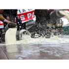 Un grupo de ganaderos derrama leche ante la Delegación Territorial de la Junta en León