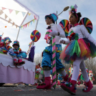 Niños y mayores, peñas y colegios se mezclaron ayer por las calles de Bembibre. ANA F. BARREDO