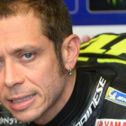 El italiano Valentino Rossi (Yamaha), durante una pausa en los entrenamientos del pasado viernes en Le Mans.