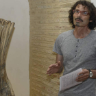 José Antonio Santocildes posa con la obra que muestra dentro de la exposición ‘Volumen expandido’. ACACIO