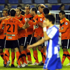 Los jugadores de la Ponferradina, que ayer vistió de naranja, hacen piña para celebrar el tanto de Javi Navarro que le reportó al plantel berciano el triunfo y los tres puntos en Vitoria.
